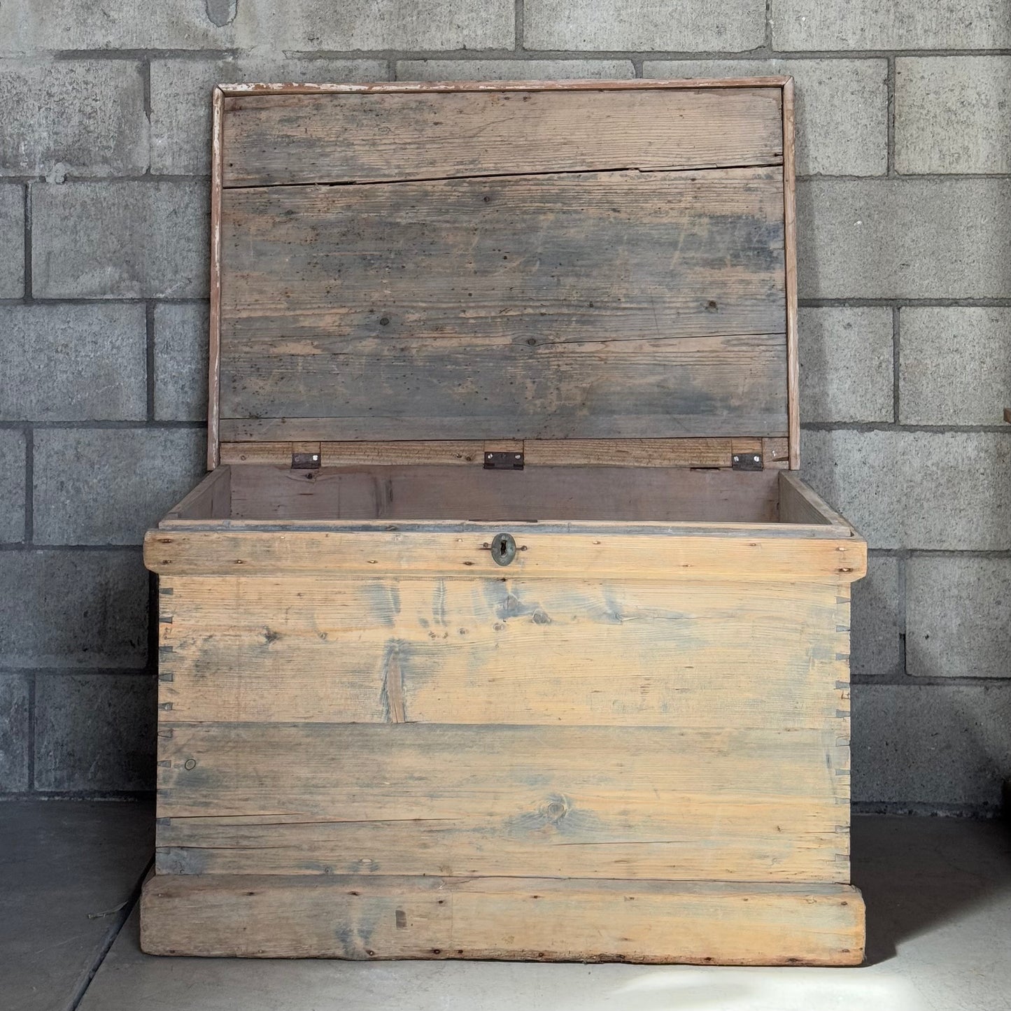 Olde English Pine Trunk