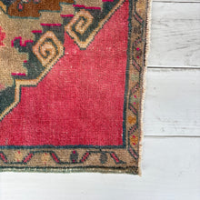 Load image into Gallery viewer, Arda Vintage Turkish Rug
