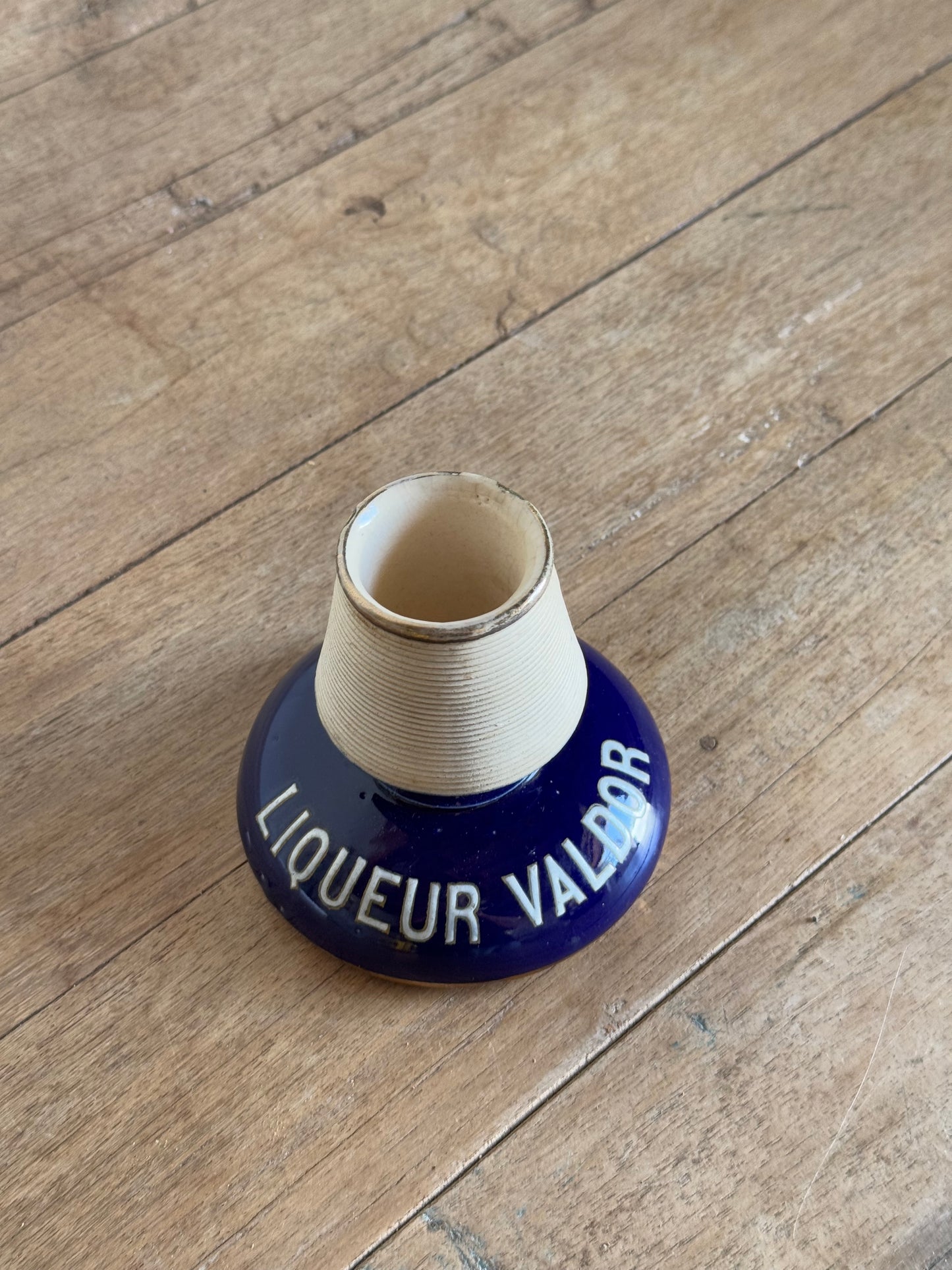 match striker with 'Queur Valdo' branding on a wooden table