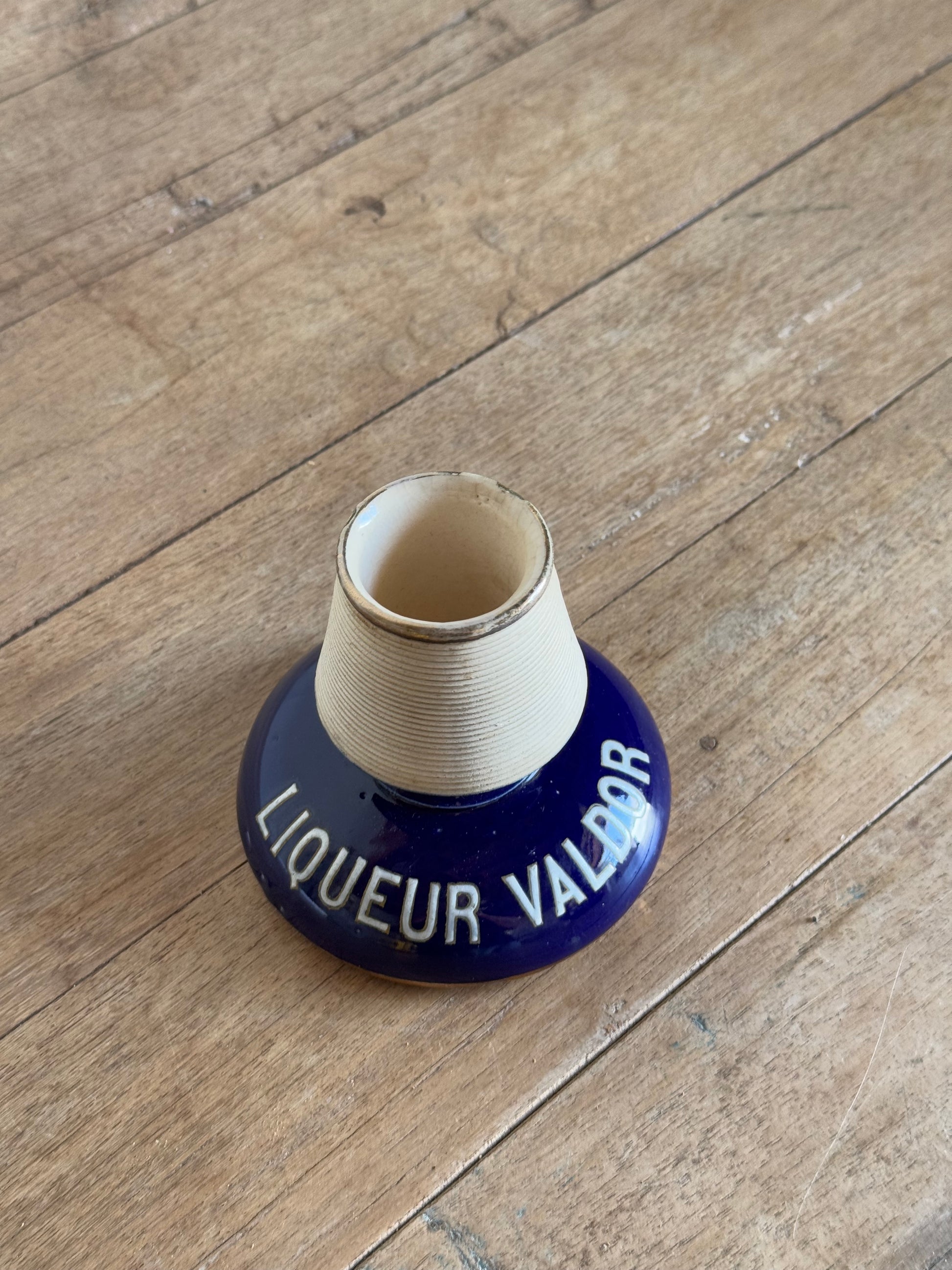 match striker with 'Queur Valdo' branding on a wooden table