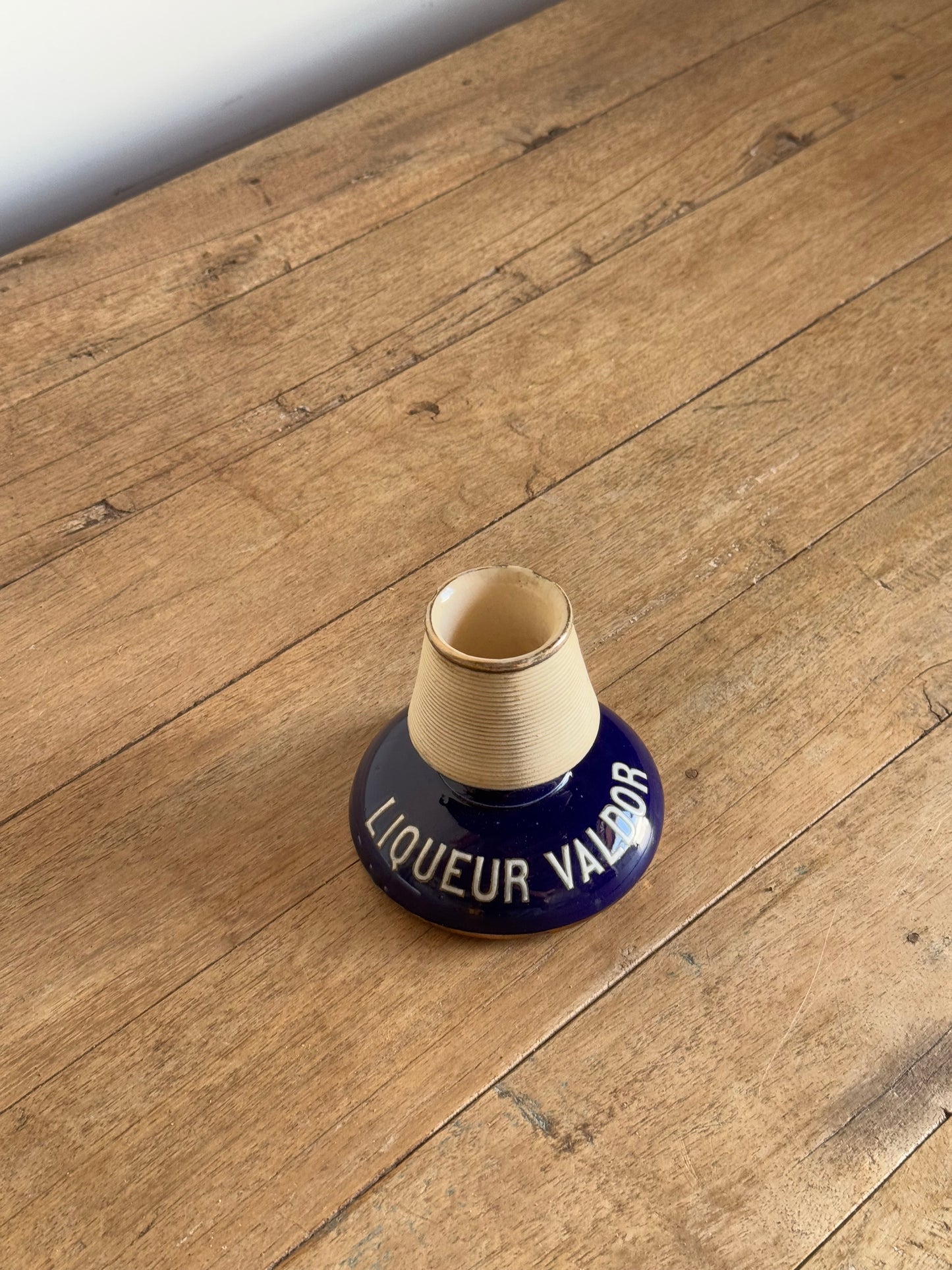 match striker with 'Queur Valdo' branding on a wooden table