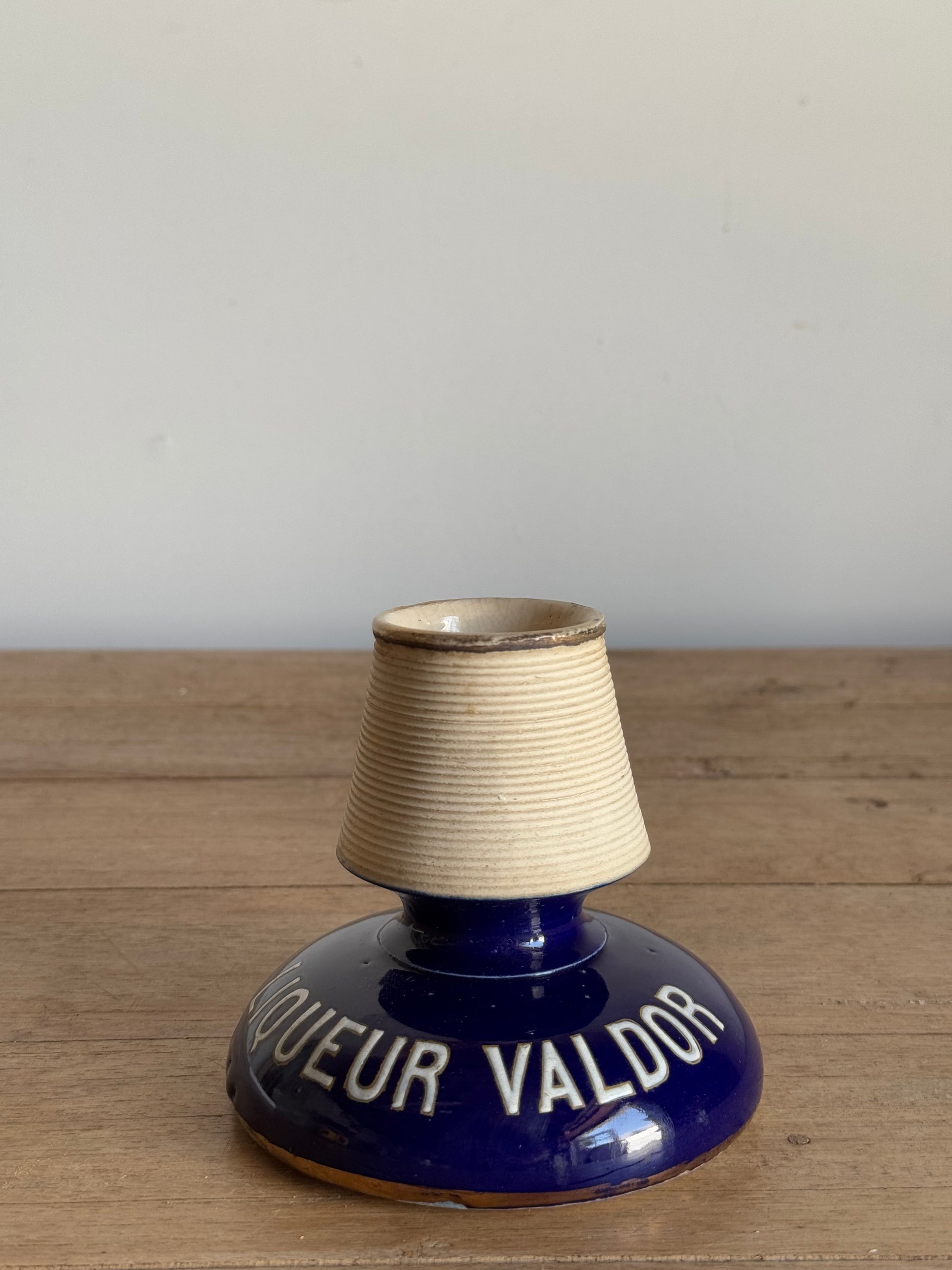 match striker with 'Queur Valdo' branding on a wooden table
