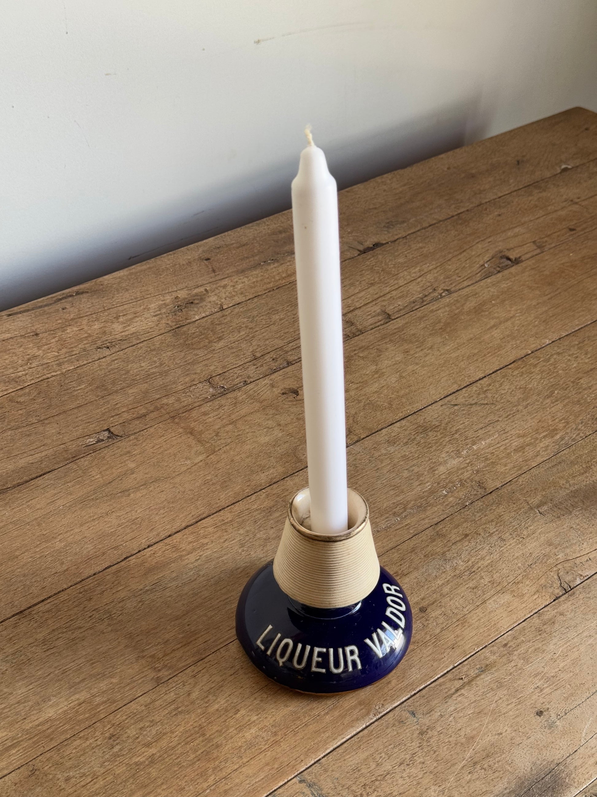 match striker with 'Queur Valdo' branding on a wooden table