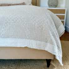 Load image into Gallery viewer, The Innes Velvet Bed