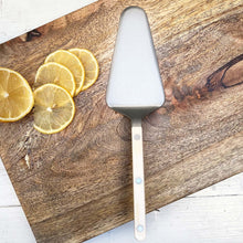 Load image into Gallery viewer, Sabre Ivory Flatware