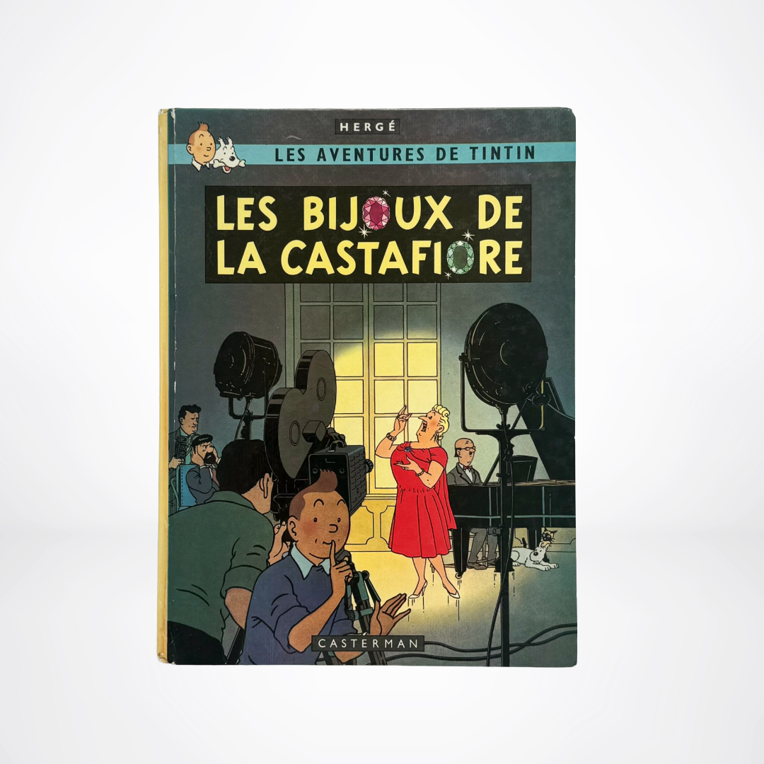 Book cover of 'Les Bijoux de la Castafiore' featuring Tintin and friends in a room.