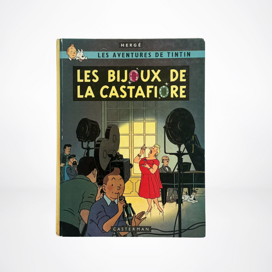 Book cover of 'Les Bijoux de la Castafiore' featuring Tintin and friends in a room.