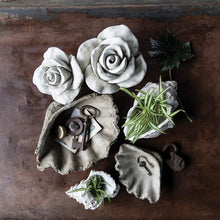 Load image into Gallery viewer, Concrete Conch Shell