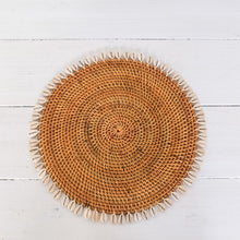 Load image into Gallery viewer, Round rattan placemat with shell border