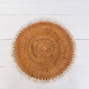 Round rattan placemat with shell border
